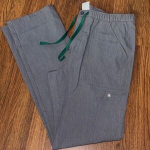 NWT Men's Figs Ciaro Cargo scrub pant in graphite LT